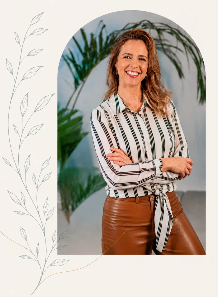 Fabi Ciulik sorrindo, em recorte em arco